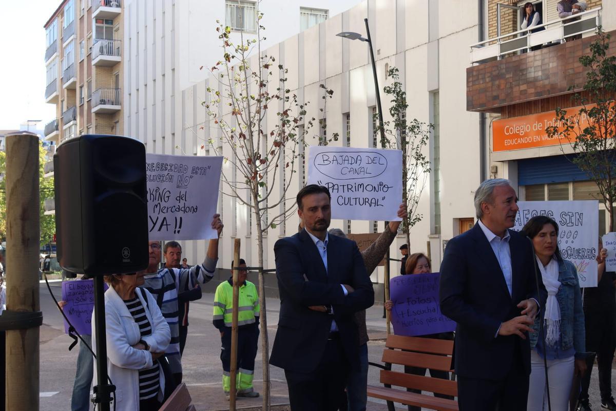 Los vecinos del barrio de Torrero de Zaragoza trasladan en una protesta sus quejas y reivindicaciones.