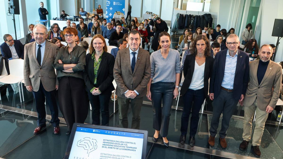 El conselleiro de Educación, Román Rodríguez, acompañado de otros cargos y de expertos en la presentación de EdugalIA, ayer, en Santiago.