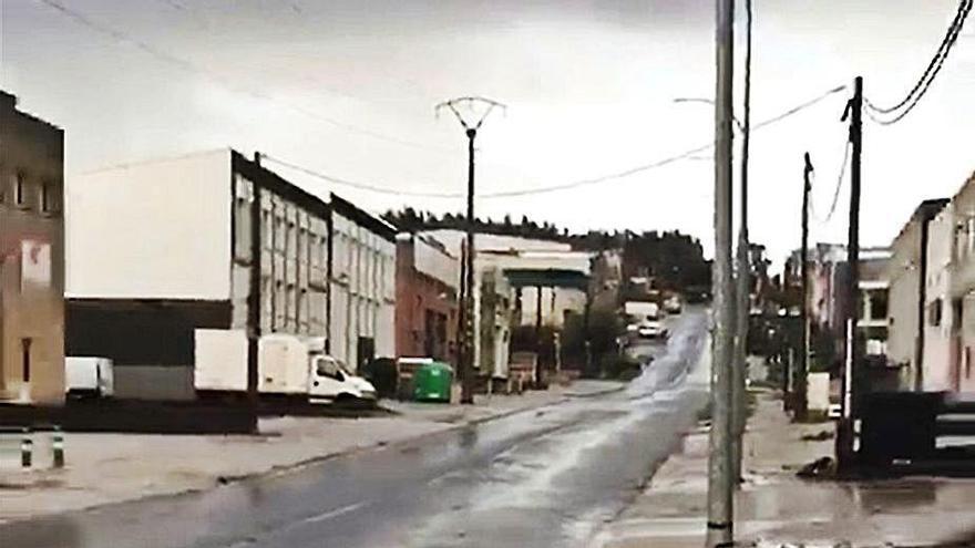 Inundación de agua desde una alcantarilla, ayer en el polígono.