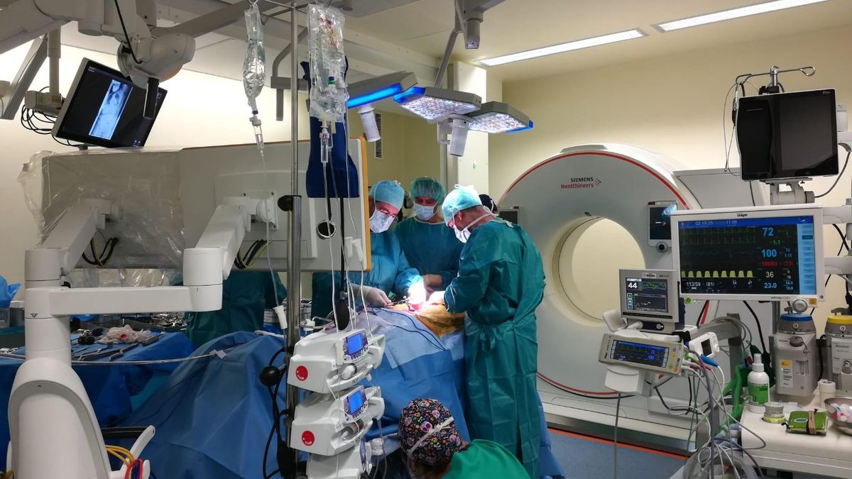 Traumatólogos durante una cirugía en un quirófano del Hospital Álvaro Cunqueiro.