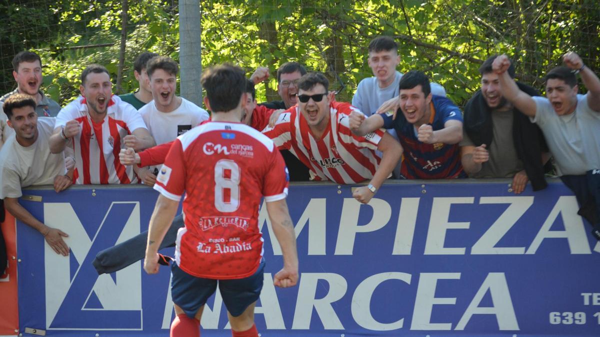 La afición del Narcea animando.