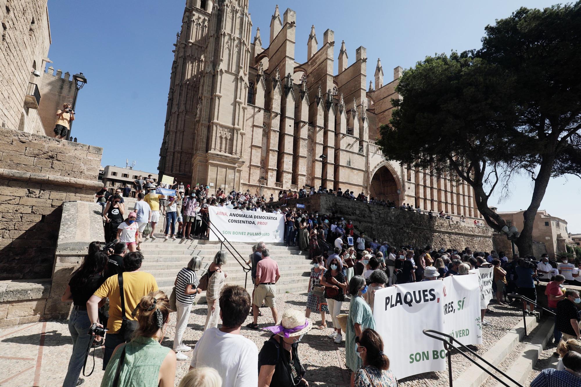 Medio millar de personas exigen que Govern, Consell y Cort rechacen la ampliación del aeropuerto