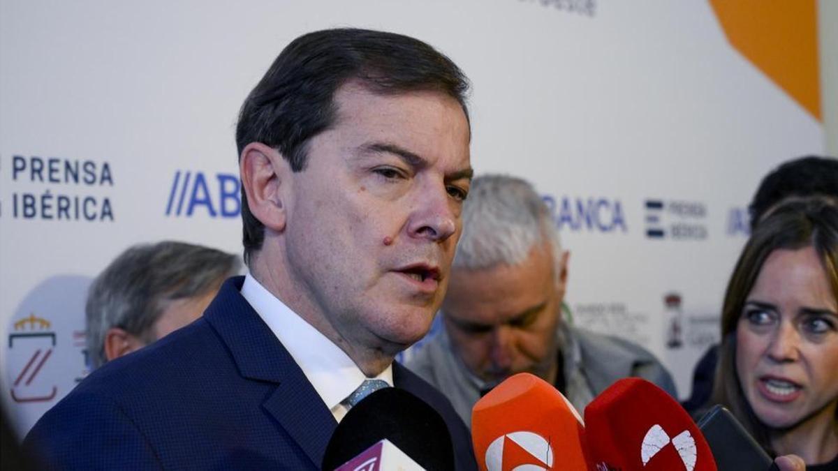 Mañueco exige a Pedro Sánchez que piense en el  interés de España  y convoque elecciones  cuanto antes 