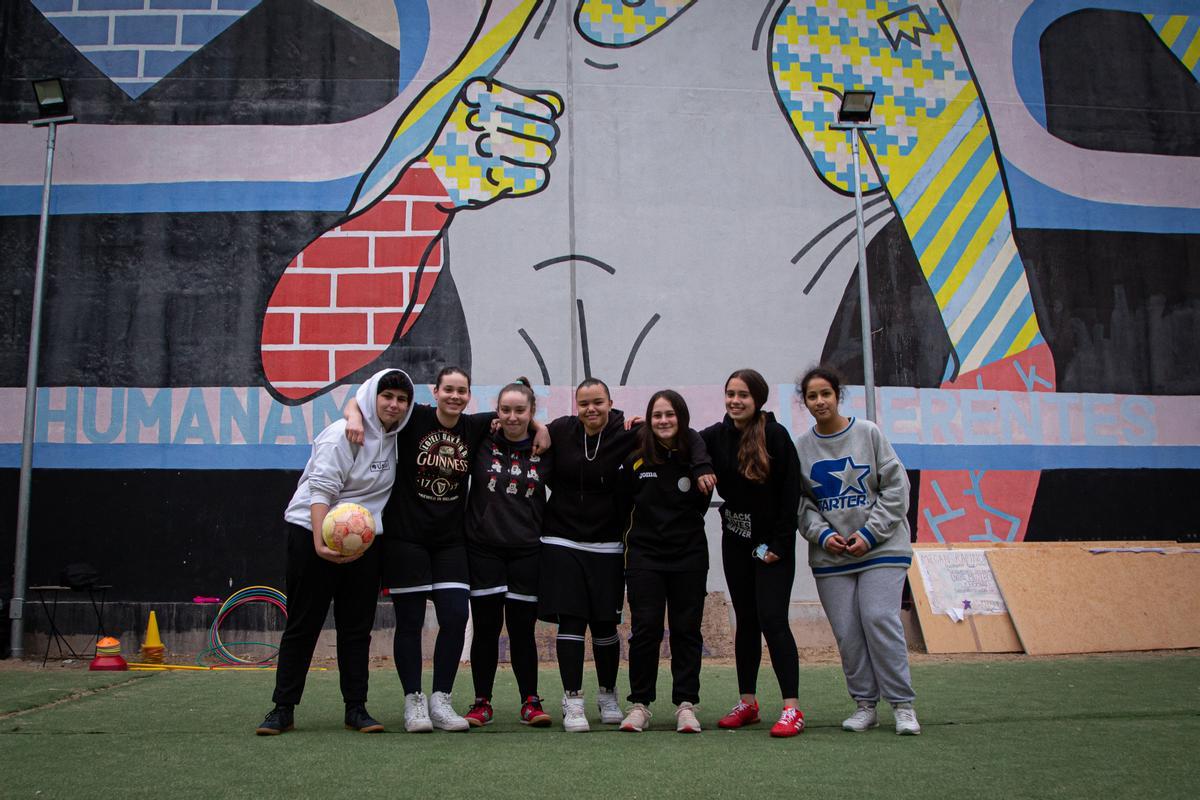 Siete 'dragonas' durante una pausa en su entrenamiento en el Dragones Lavapiés.