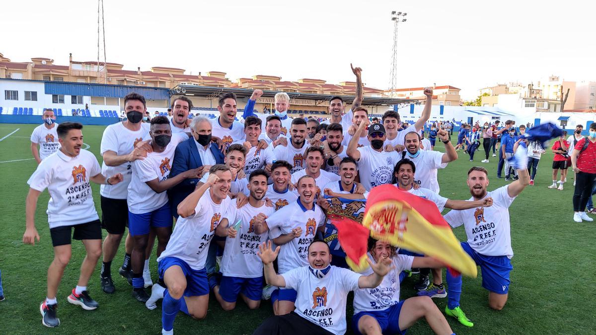 Los jugadores del Águilas celebran el ascenso