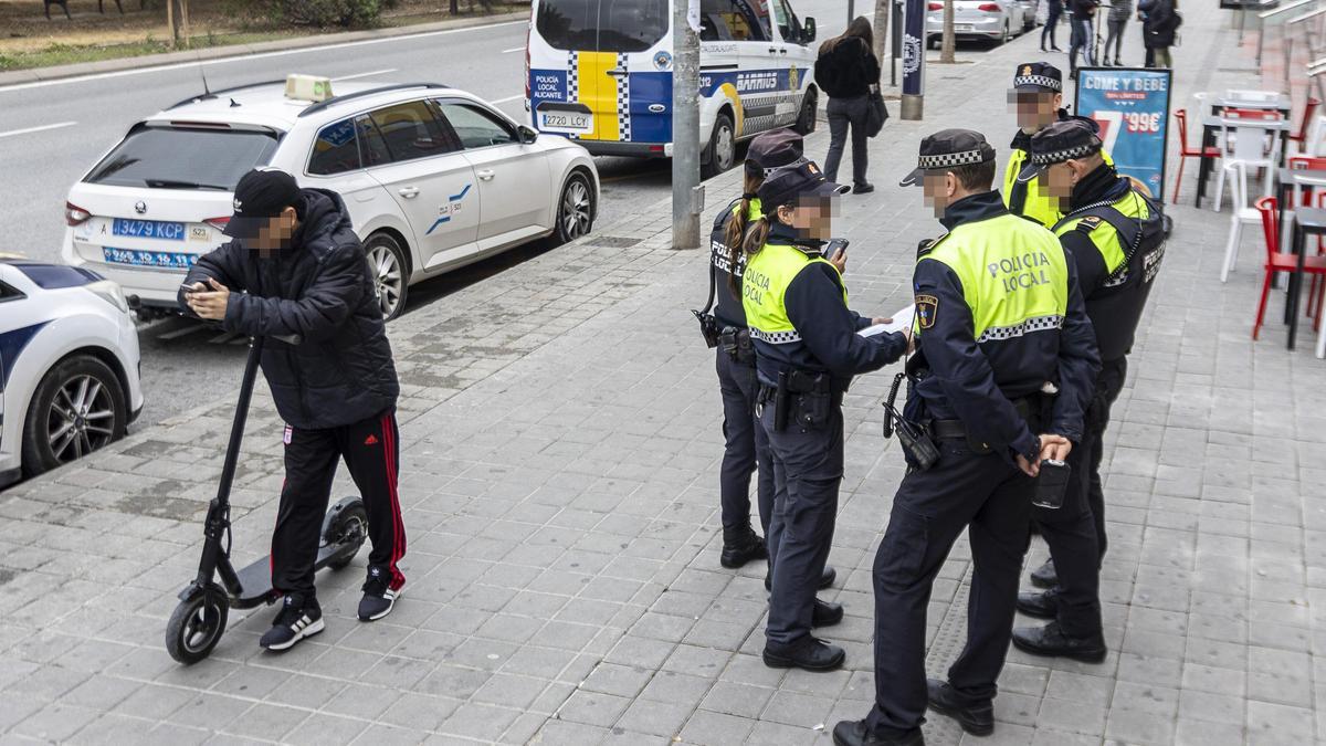 Agentes de Policía Local multan a un usuario de patinete eléctrico en Alicante.