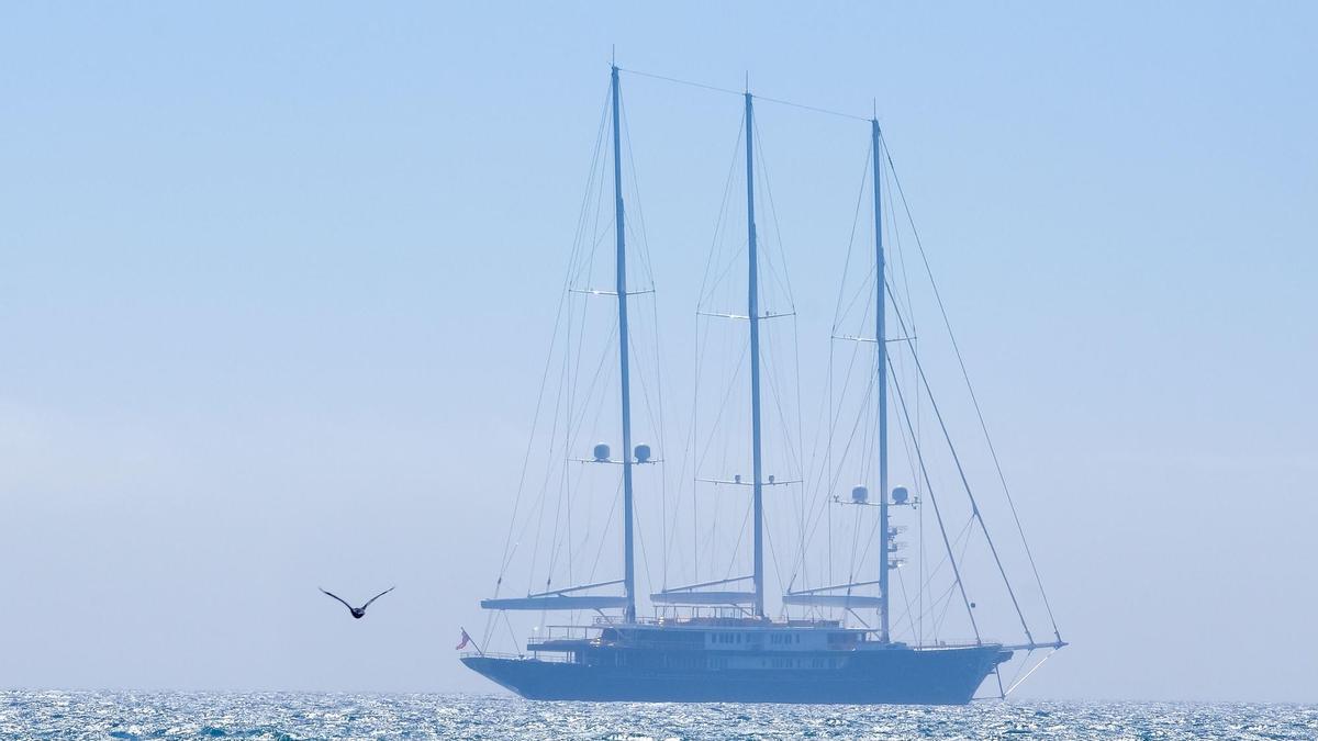 Die Gigayacht Koru von Jeff Bezos liegt in der Bucht von Palma.