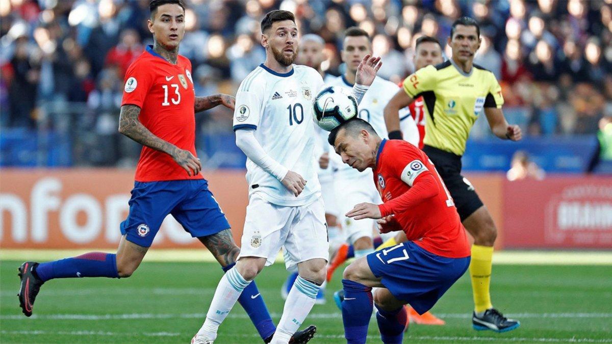 Leo Messi con Medel en el Argentina-Chile de la Copa América 2019