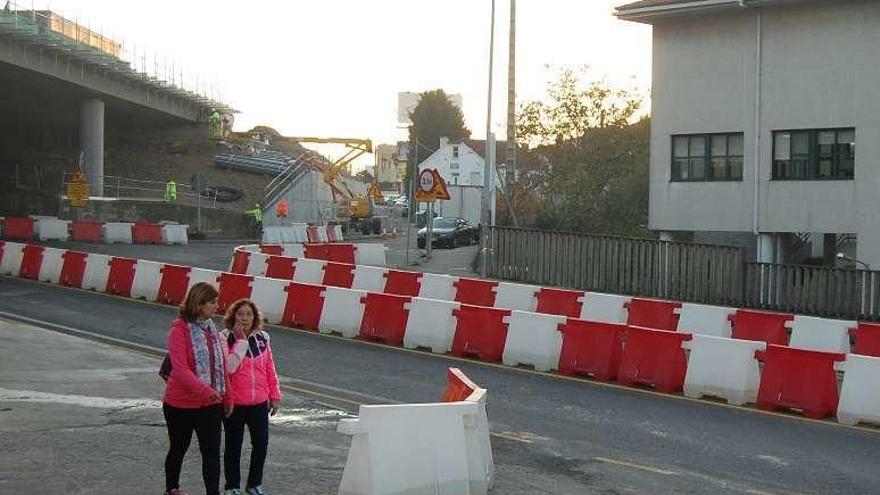 Obras de la autopista junto al instituto en el Camiño do Torreiro. // FdV