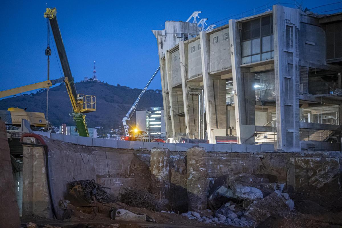 Movimiento de obras en el Camp Nou antes del amanecer, a principios de septiembre.