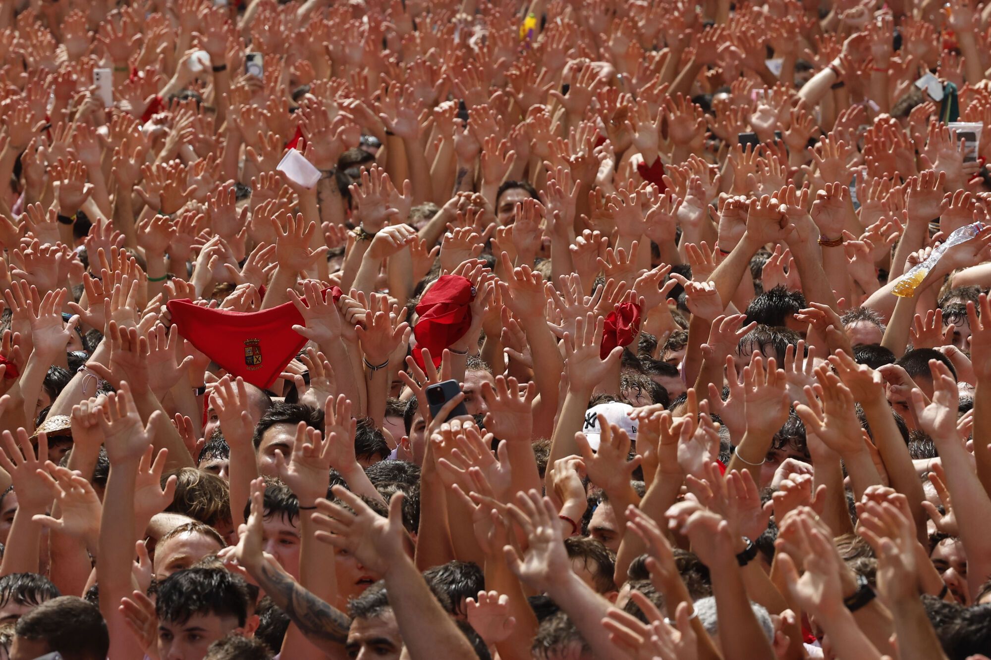 PAMPLONA, 06/07/2025.- Una multitud celebra en la Plaza Consistorial de Pamplona el Chupinazo que da comienzo a los Sanfermines, este domingo. EFE/ Villar López
