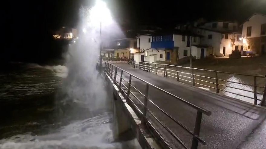 VIDEO: Las impresionantes imágenes del oleaje en Tazones que deja el temporal en Asturias