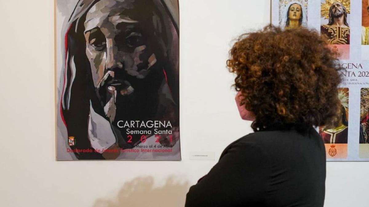 Una mujer observa el cartel de Semana Santa 2022. | F.G.P.