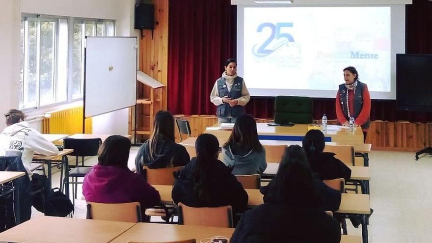 Unha das charlas impartidas nun centro educativo da comarca.   | // FDV