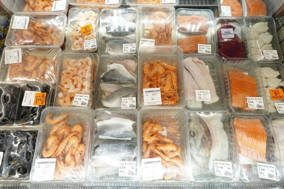 Nevera con el pescado ya cortado y preparado en bandejas de plástico, en un supermercado BonPreu de Barcelona, este viernes.