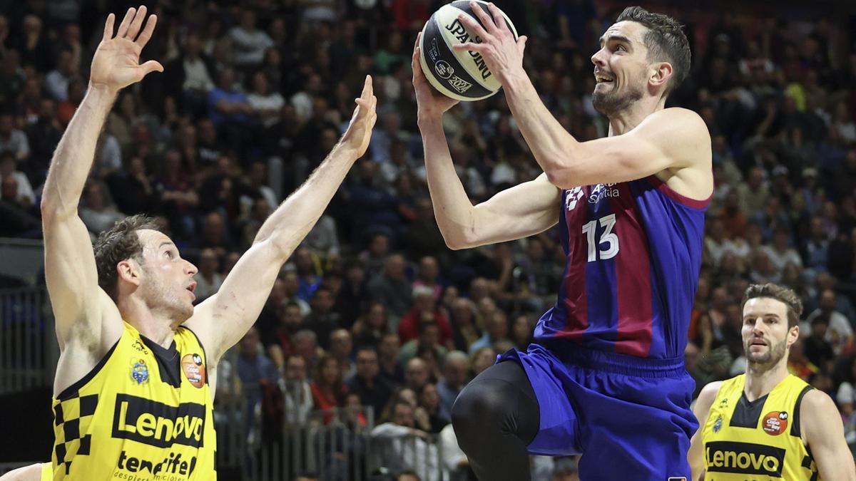 Satoransky entra a canasta ante Marcelinho Huertas, en una acción del Barcelona - CB Canarias.