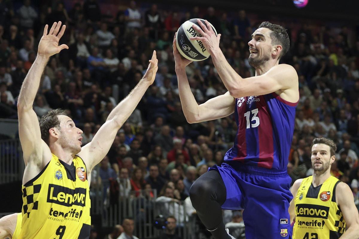 Satoransky entra a canasta ante Marcelinho Huertas, en una acción del Barcelona - CB Canarias.