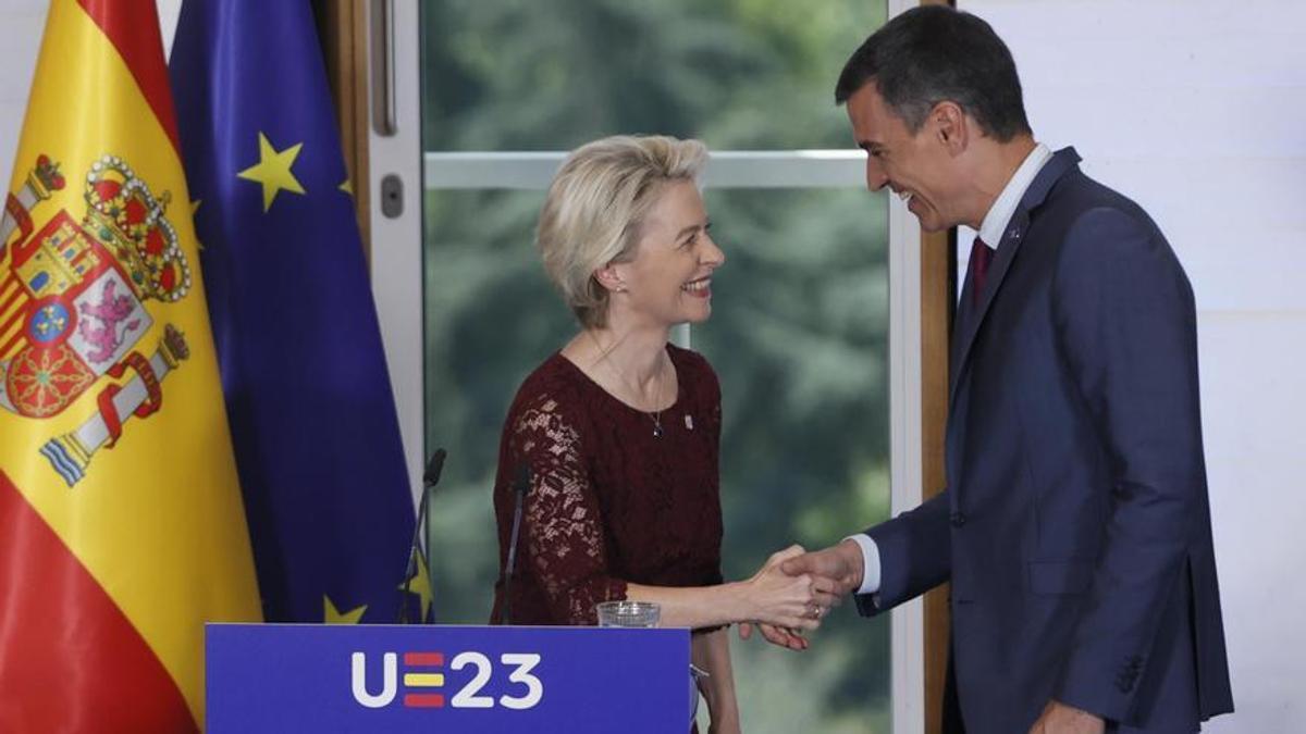 El presidente del Gobierno, Pedro Sanchez, camina con la presidenta de la Comisión Europea Ursula Von der Leyen.