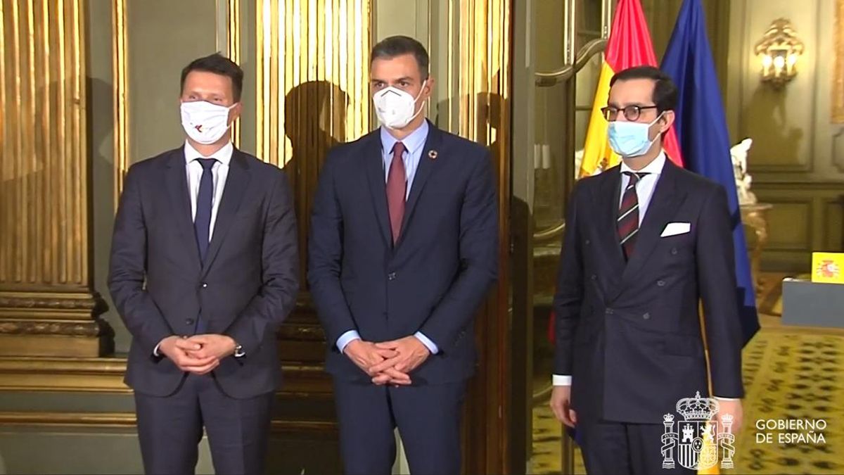 Pedro Sánchez entrega a Seat el premi de les Cambres de Comerç d’Espanya Pedro Sánchez entrega a Seat el premi de les Cambres de Comerç d’Espanya