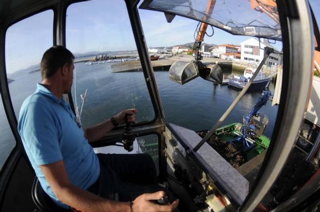 El descenso de las biotoxinas en Arousa permite acelerar el ritmo de trabajo en los viveros flotantes