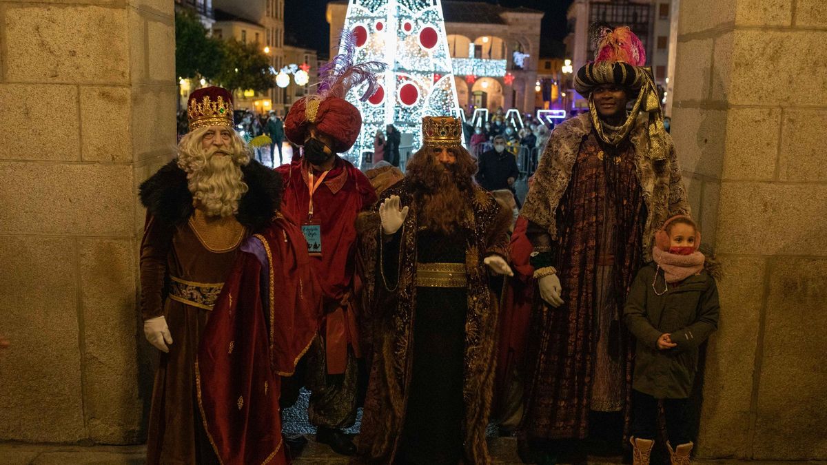 Melchor, Gaspar y Baltasar, a las puertas del Ayuntamiento.