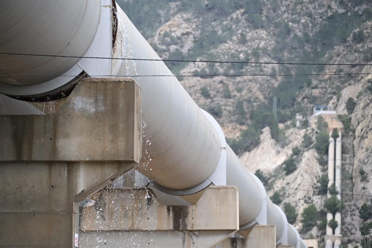 Fuga de agua en el trasvase a su paso por Orihuela