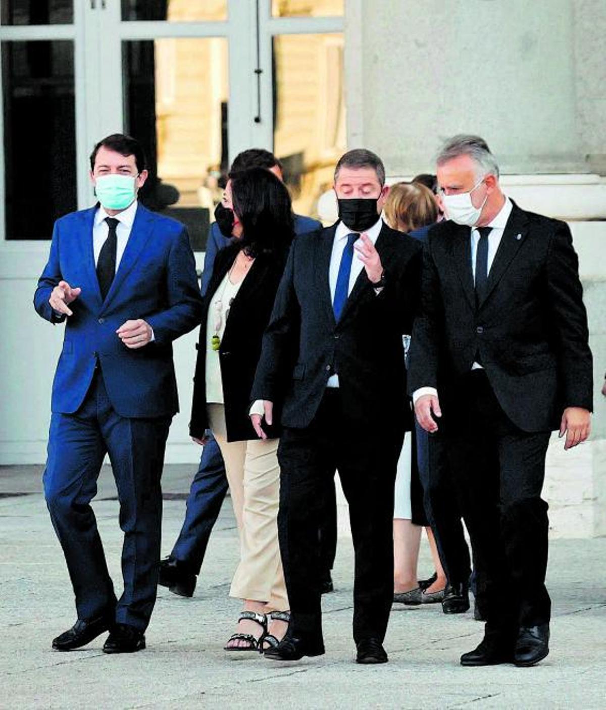 Torres (derecha) con otros presidentes autonómicos en el acto de homenaje a las víctimas del covid el día 15.