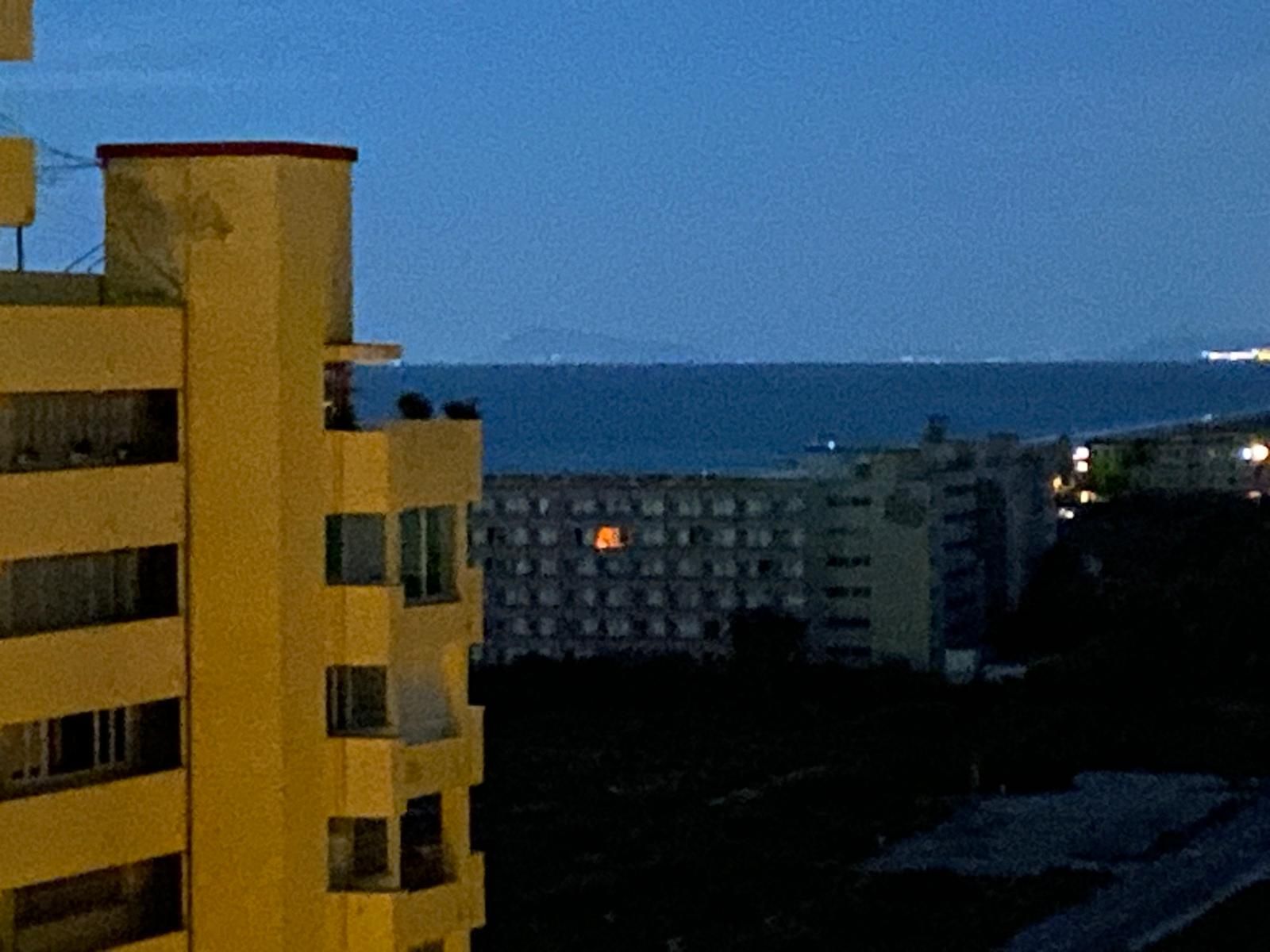 Fachada con luces en el interior del Sidi Saler