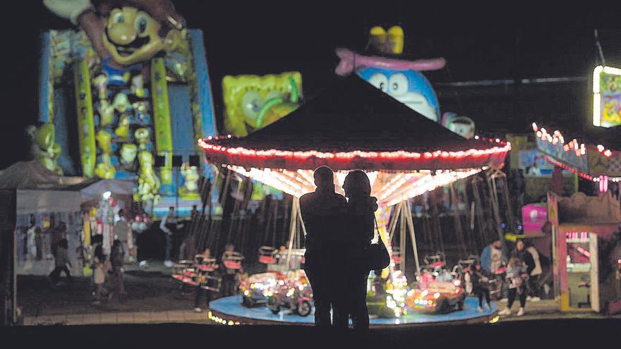 Ambiente nocturno en las fiestas de Corvera de una edición anterior