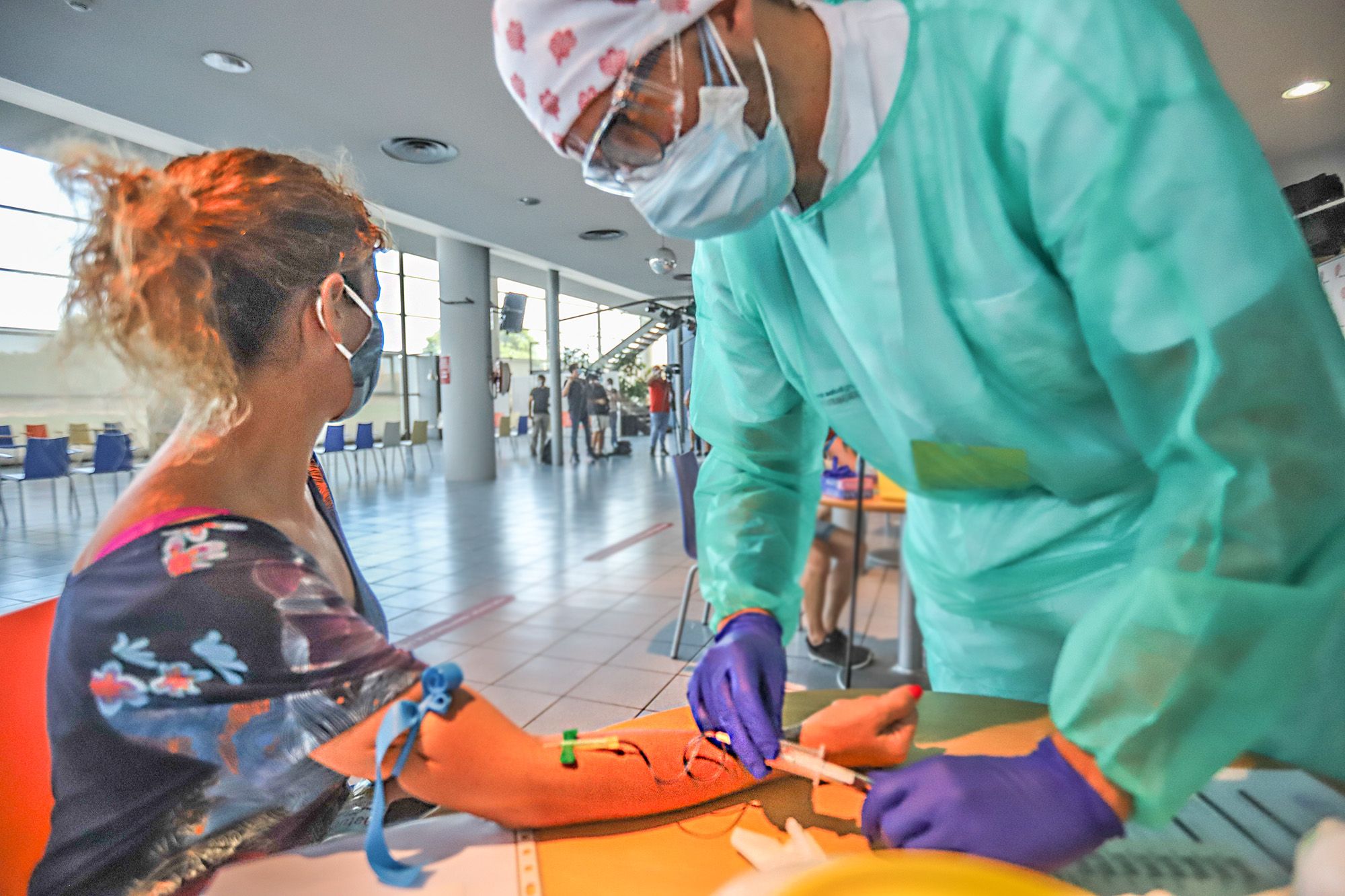 Torrevieja realiza test rápidos de covid a 1.500 profesores y personal no docente de todos sus centros educativos tras la polémica con la Generalitat