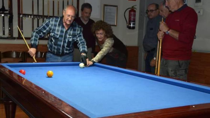 Alguns dels alumnes aprenent a jugar al billar a la sala del casal cívic, aquest dimarts