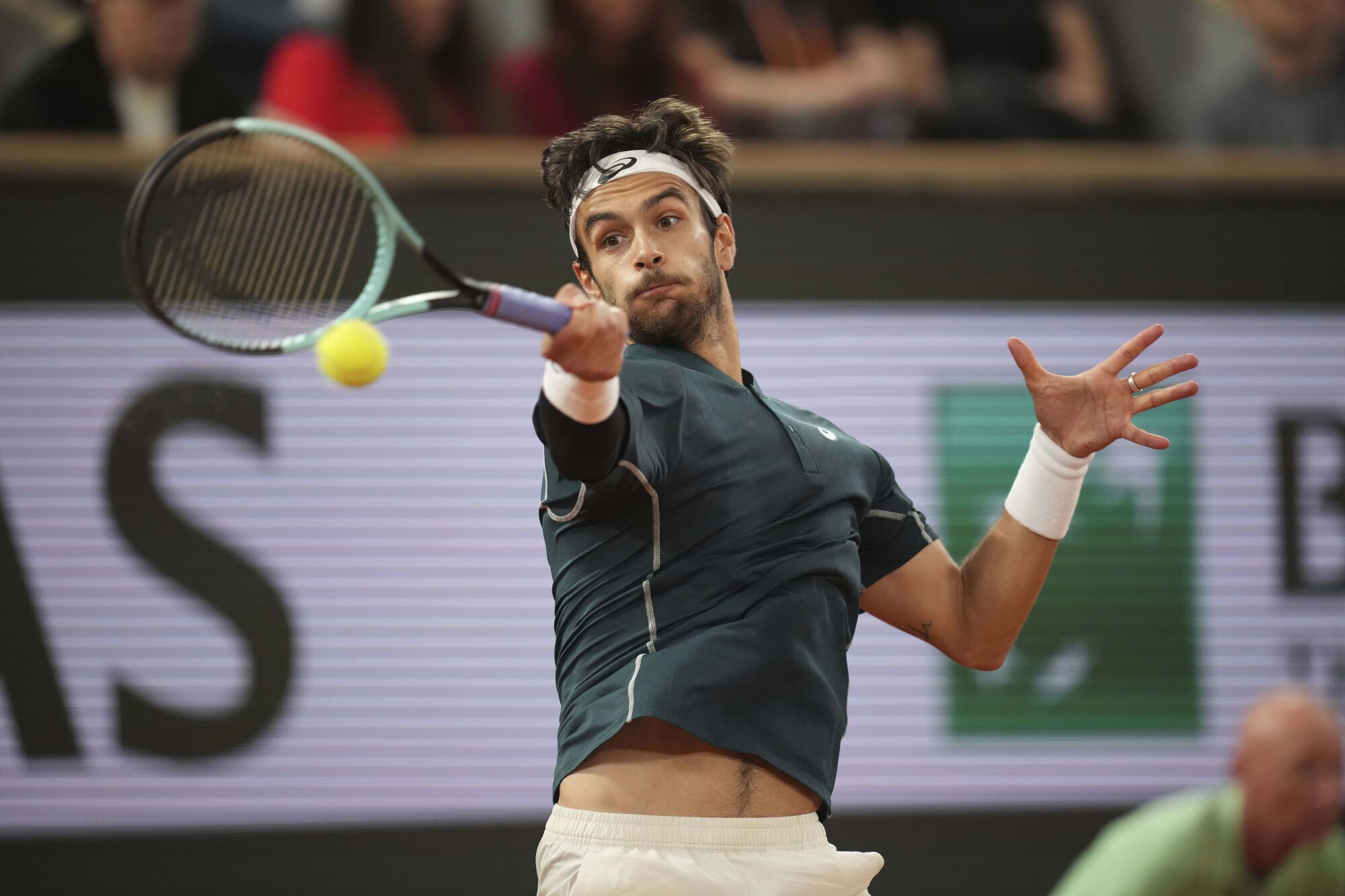 Italy's Lorenzo Musetti plays a shot against Spain's Carlos Alcaraz during their semifinal match of the French Tennis Open at the Roland-Garros stadium in Paris, Friday, June 6, 2025. (AP Photo/Christophe Ena). EDITORIAL USE ONLY / ONLY ITALY AND SPAIN
