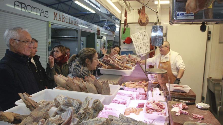 Colas ayer en los puestos de la plaza de abastos de As Burgas. | Iñaki Osorio