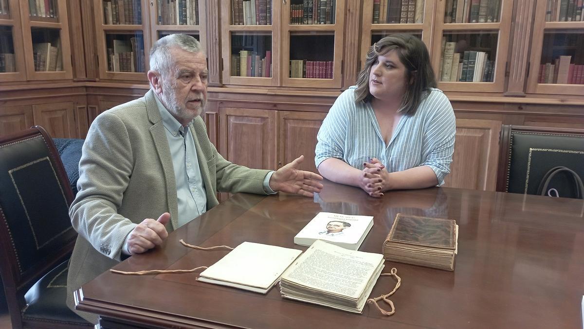 José María Ruiz Povedano y  Lucía Reigal, con el libro sobre Luis Cambronero y sus memorias originales, esta semana en la Biblioteca de la Económica.