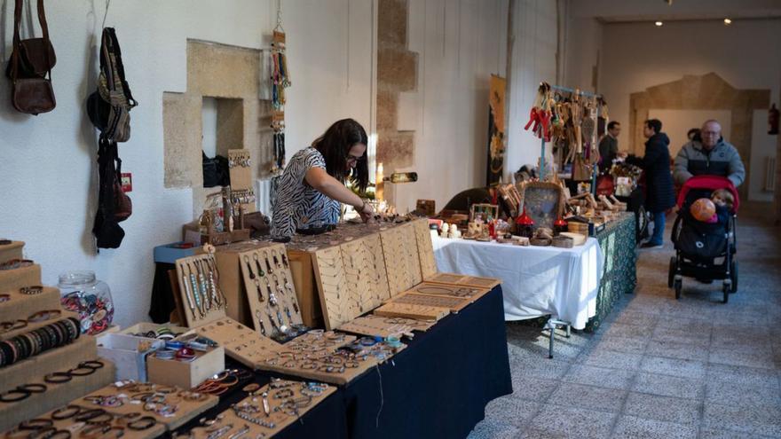 El mercadillo solidario, en el Colegio Universitario | E. FRAILE