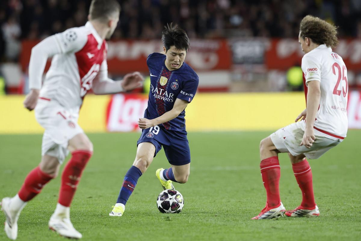 MONACO (Monaco), 18/02/2026.- Kang-in Lee (C) of PSG in action against Wout Faes (R) of Monaco during the UEFA Champions League play-offs 1st leg match between AS Monaco and Pariis Saint-Germain, in Monaco, 17 February 2026. (Liga de Campeones) EFE/EPA/SEBASTIEN NOGIER