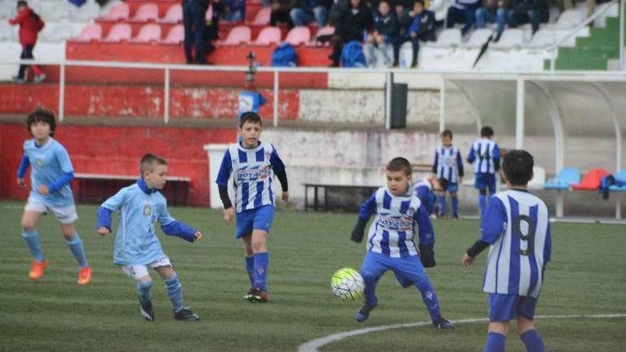 Uno de los encuentros de ayer en el campo de O Morrazo. // G.Núñez