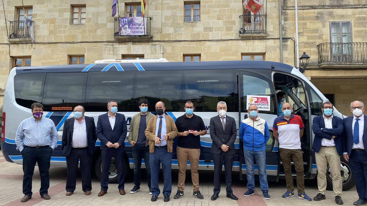 Santos, durante la presentación de la nueva línea de transporte en Sedano, Burgos.