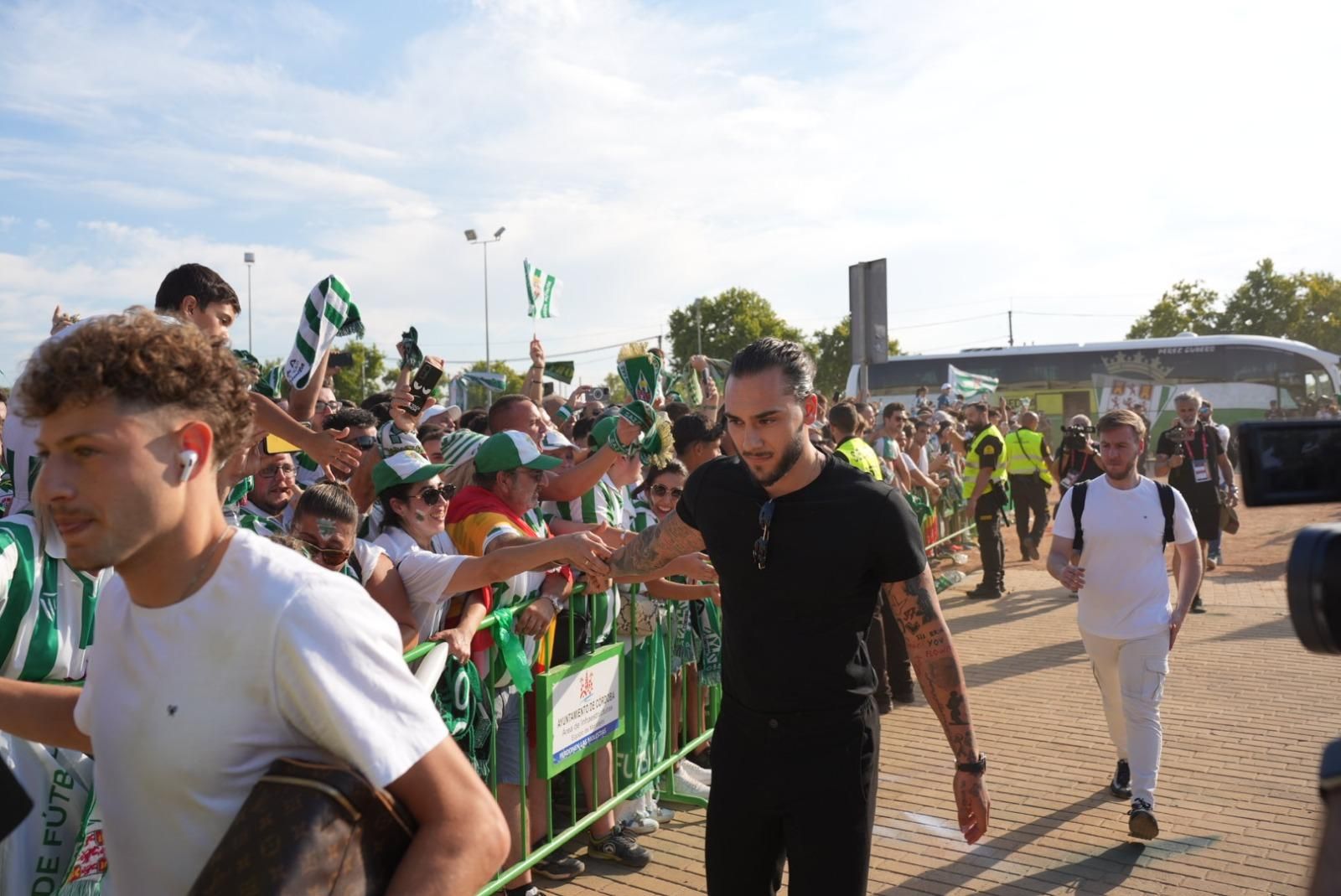 Así recibió la afición del Córdoba CF al autobús del equipo en El Arenal