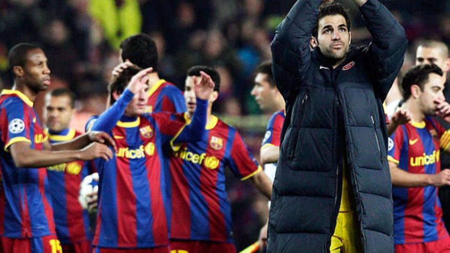 Cesc Fàbregas es dirigeix al públic de l&#039;Arsenal en un partit disputat al Camp Nou aquesta temporada.