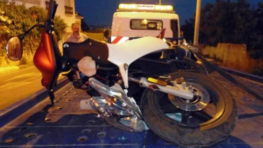 Una chica de 15 años de Xàbia, grave tras estrellarse con la moto