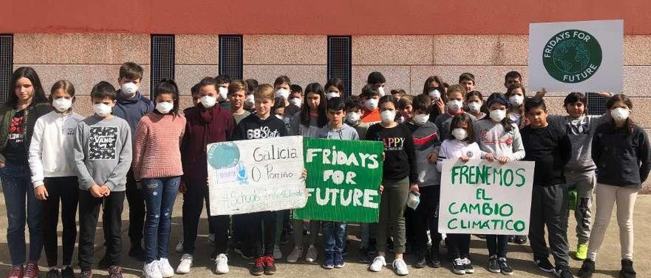 Escolares del CEIP Plurilingüe Antonio Palacios en una acción de lucha medioambiental. // D. P.