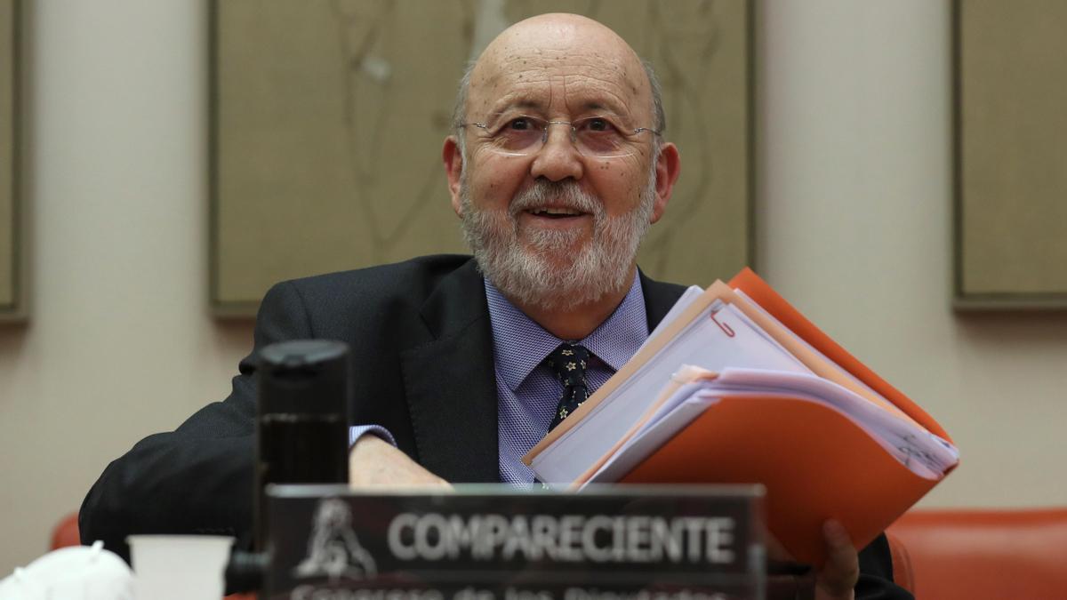 Archivo - El presidente del Centro de Investigaciones Sociológicas, José Felix Tezános, comparece en la Comisión Constitucional del Congreso de los Diputados para explicar la metodología del barómetro de abril, que fue cuestionado por la redacción de una