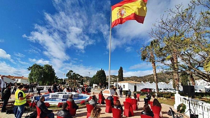 Izada de bandera por el Día de la Constitución, en Torrox.