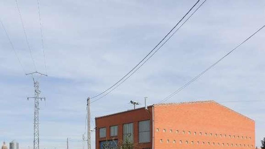 Operarios trabajando en la pavimentación de una calle de Santa Cristina, en una pasada actuación de Planes Provinciales.