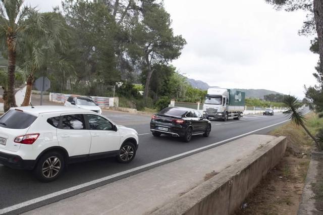Punto en el que está previsto construir la rotonda para garantizar el acceso y la salida de la CV 50.