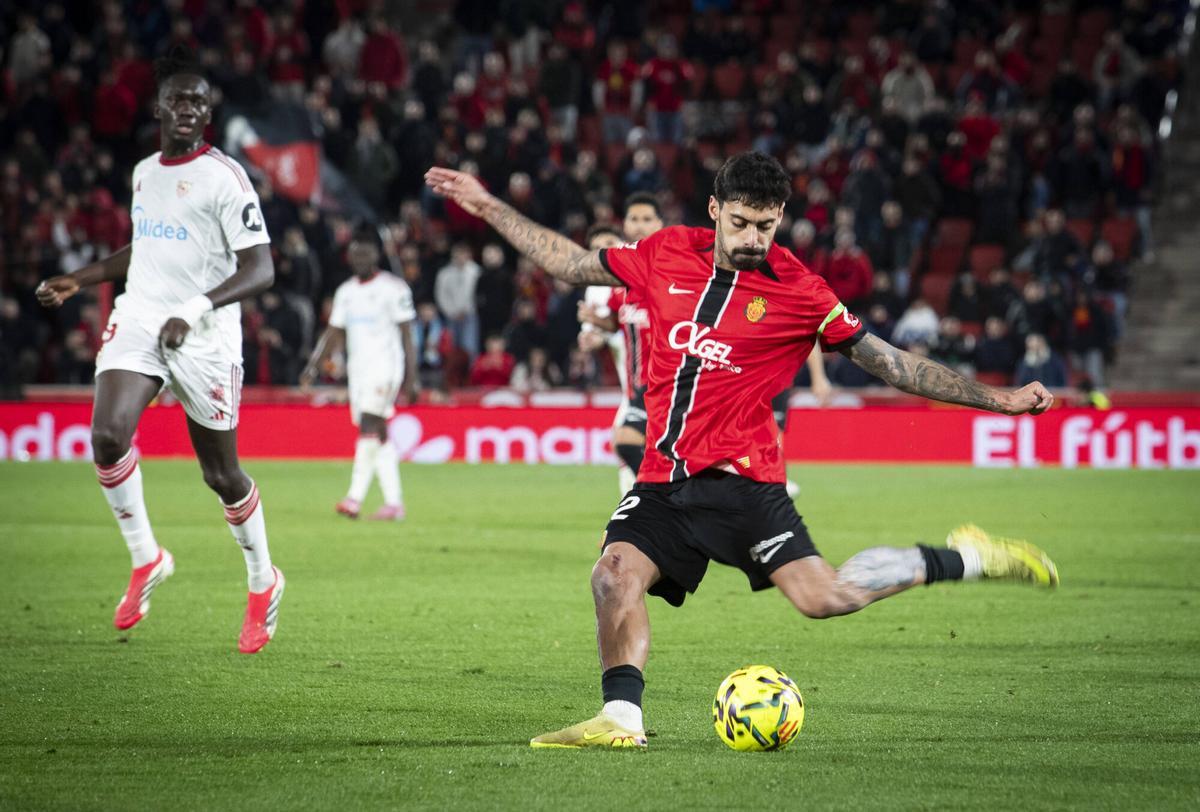 Samu Costa dispara a puerta en el partido ante el Sevilla