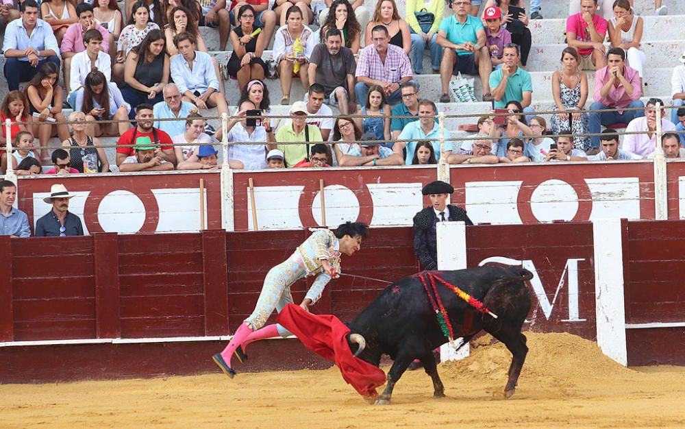 Más de siete mil personas presencian una final del Certamen de Escuelas Taurinas de buen nivel en la que el triunfador fue Miguel Aguilar y en la que también destacó el almeriense Jorge Martínez