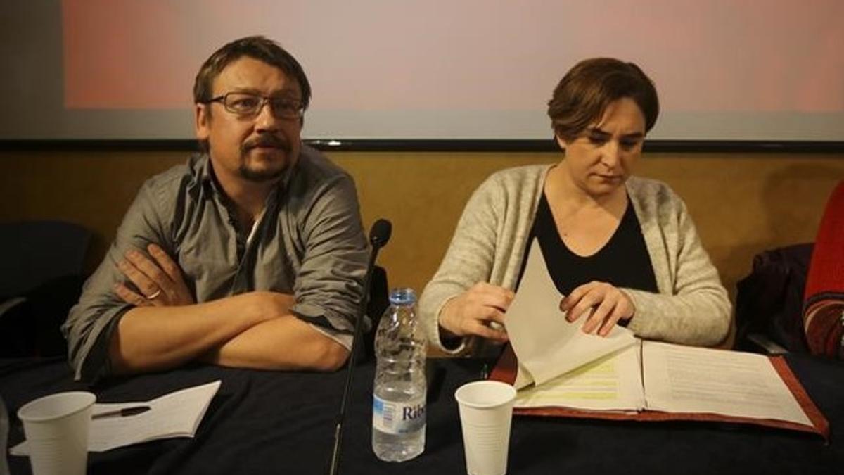 El coordinador general de Catalunya en Comú y portavoz de En Comú Podem en el Congreso de los Diputados, Xavier Domènech, y la alcaldesa de Barcelona y líder de Barcelona en Comú, Ada Colau.