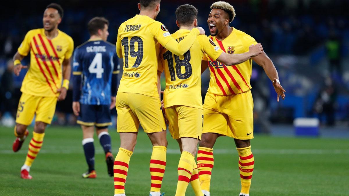 Ferran y Adama celebran el gol de Jordi Alba que abrió el marcador